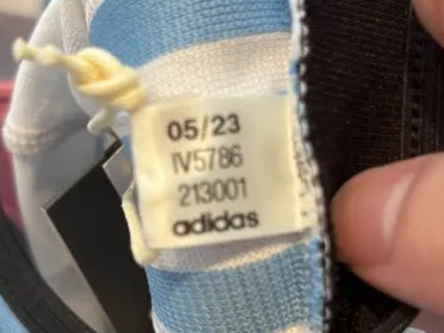 品番タグに印字された製造年月と品番