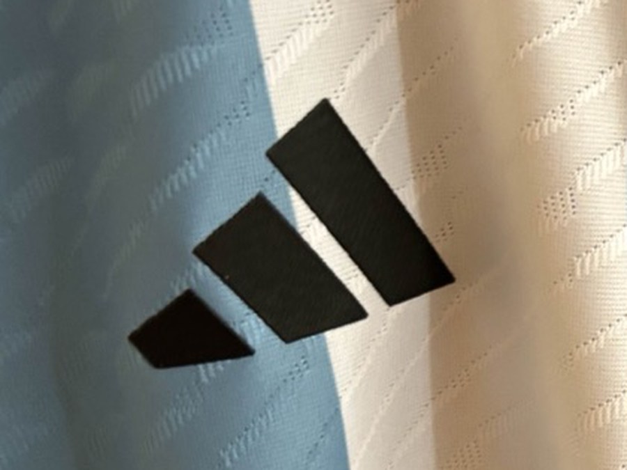 シャツの胸に付いたadidasのロゴ