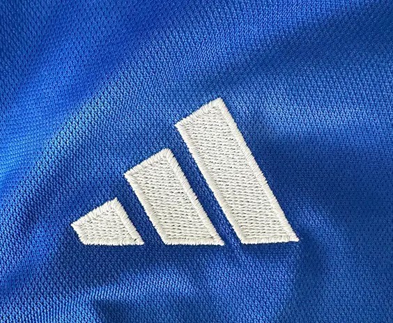 本物のadidasロゴの例(実写)