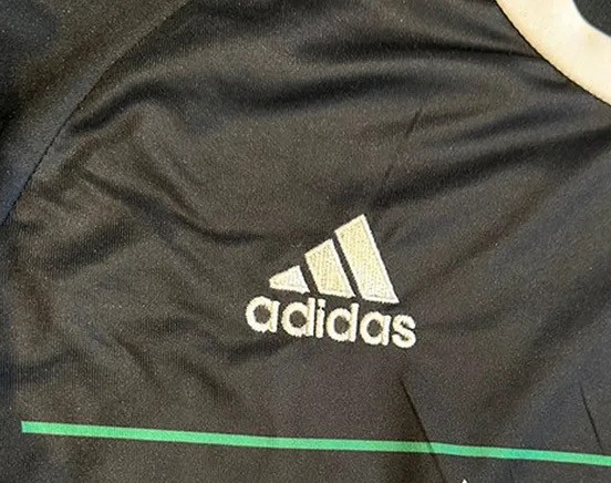 偽物のadidasロゴの例(実写)