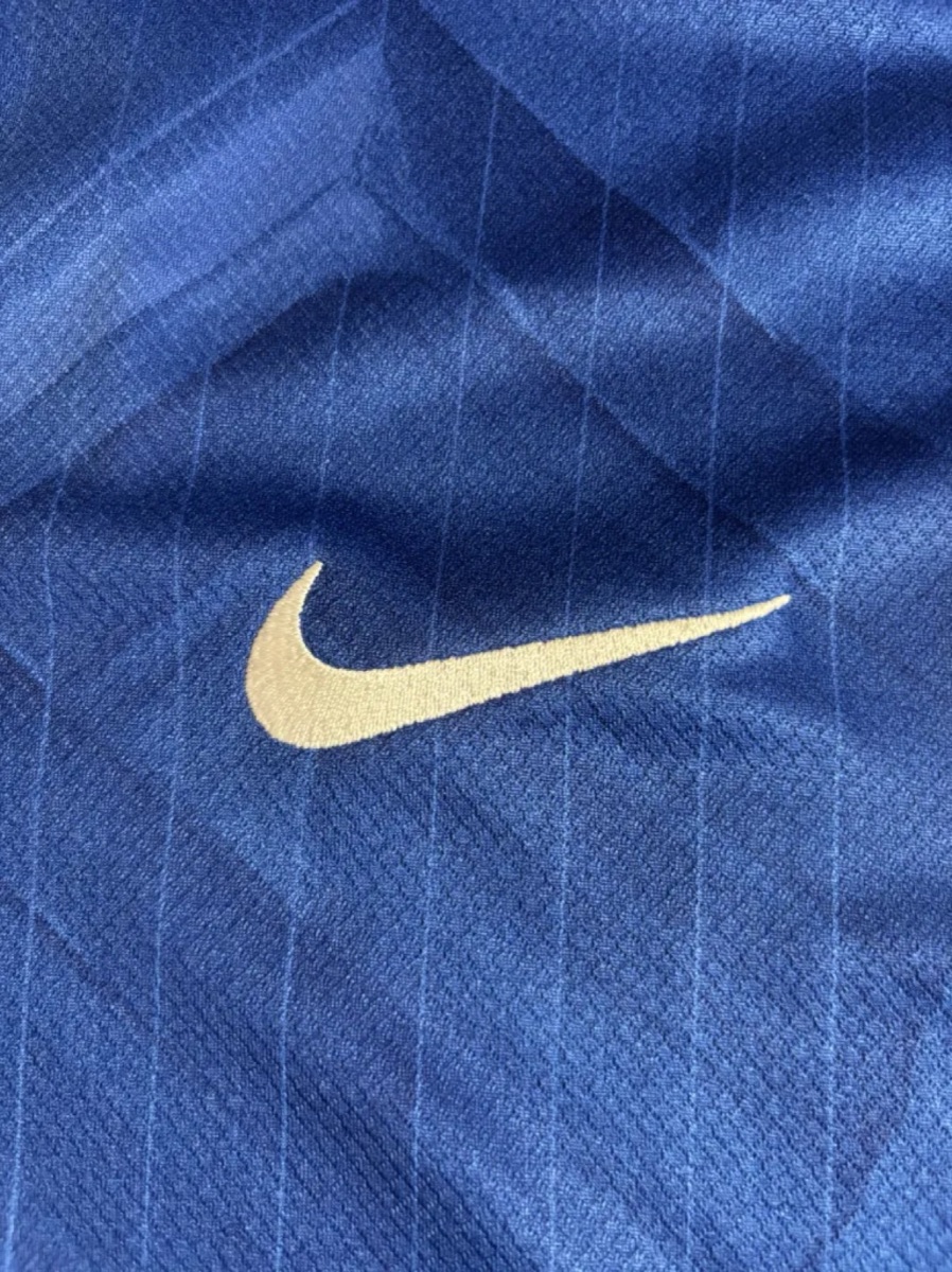 シャツの胸に付いたNIKEのロゴ