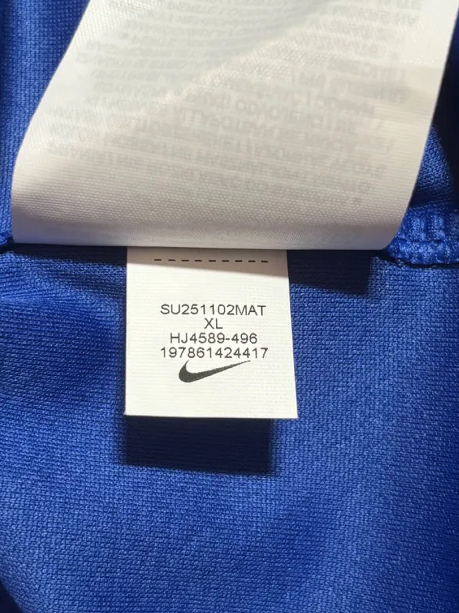 スソの内側にある品番タグ