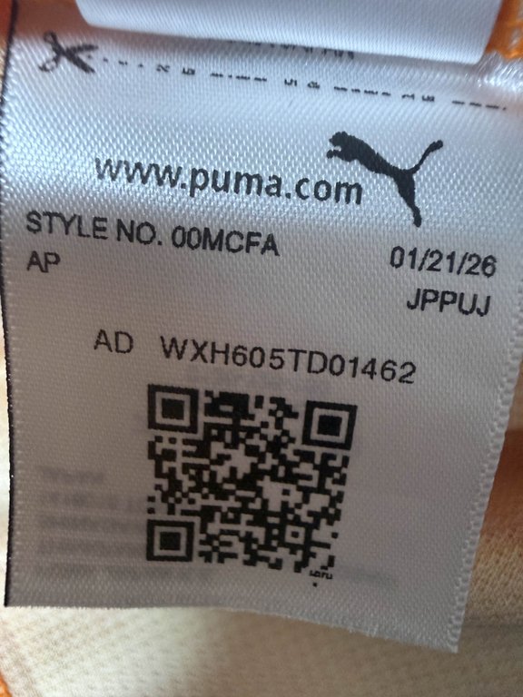 左脇の内側にあるPUMAの品番ラベル。STYLE NO.・日付・QRコードが並ぶ
